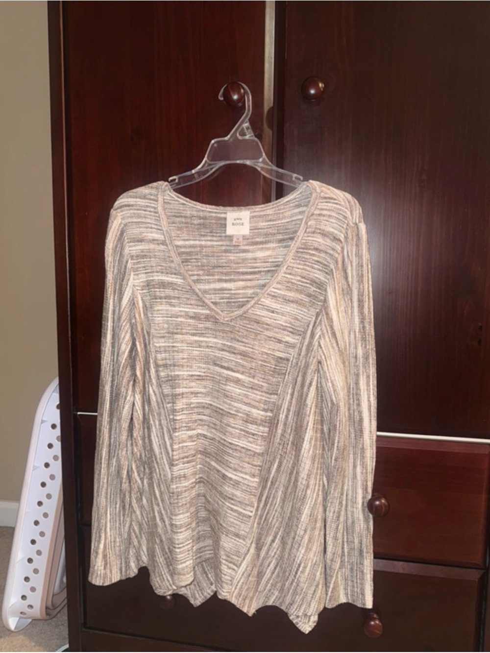 Knox Rose Marled V‑Neck Long Sleeve Top in Beige and Gray